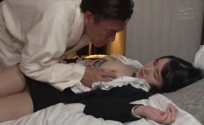 Nữa đêm sếp lén quan hệ em thư ký ngủ mê mang vì say khi uống 1 lon bia