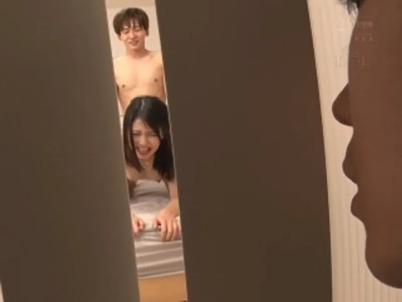 Thanh niên đang vụng trộm với chị nhà bên thì anh gã chồng về...