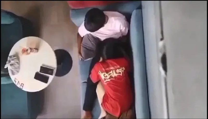 Quay lén gấu liếm bú cho em ghệ nơi công cộng