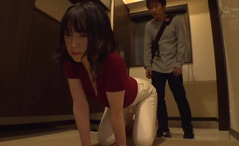 Người phụ nữ hàng xóm thiếu thốn và cậu học sinh trúng độc đắc cạnh bên