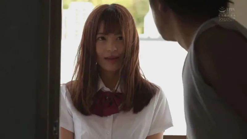 Gã cạnh bên nhà kinh tóm và cô nữ học sinh đáng thương