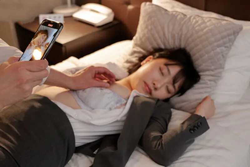 Chuyến công tác với kẻ uy danh quấy rối ở công ty, cô gái bị chuốc thuốc ngủ