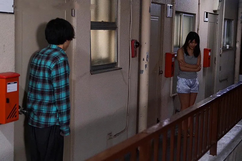 Bí mật lén lút với cô hàng xóm cãi nhau bị gã chồng đuổi ra cửa