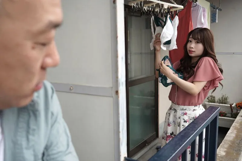 Gã cạnh nhà chuyên soi mói và cặp bà xã ông xã thường xuyên rên la quá to