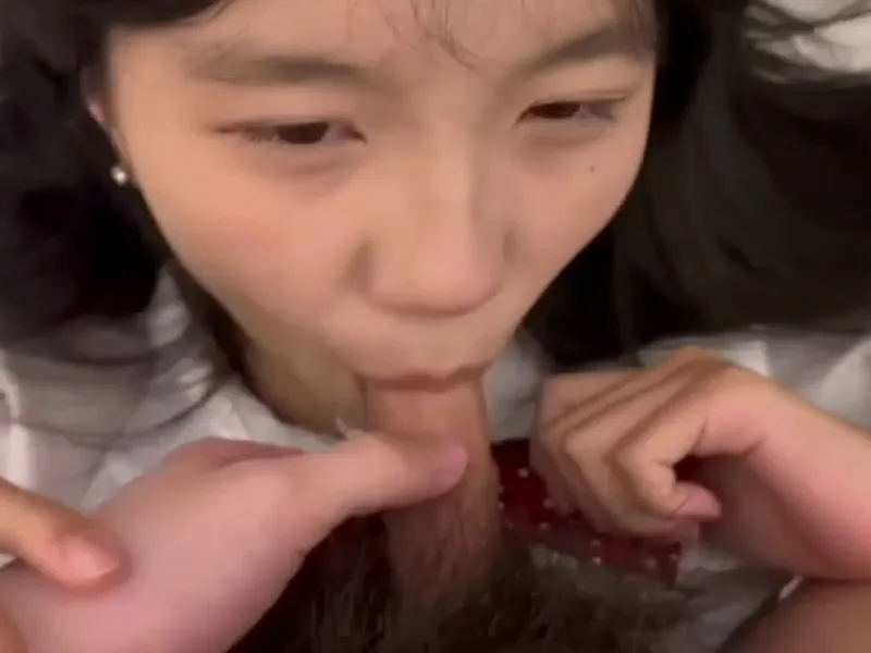 Em loli dễ thương liếm củ khoải biến em thành con đào nứng lồn p2